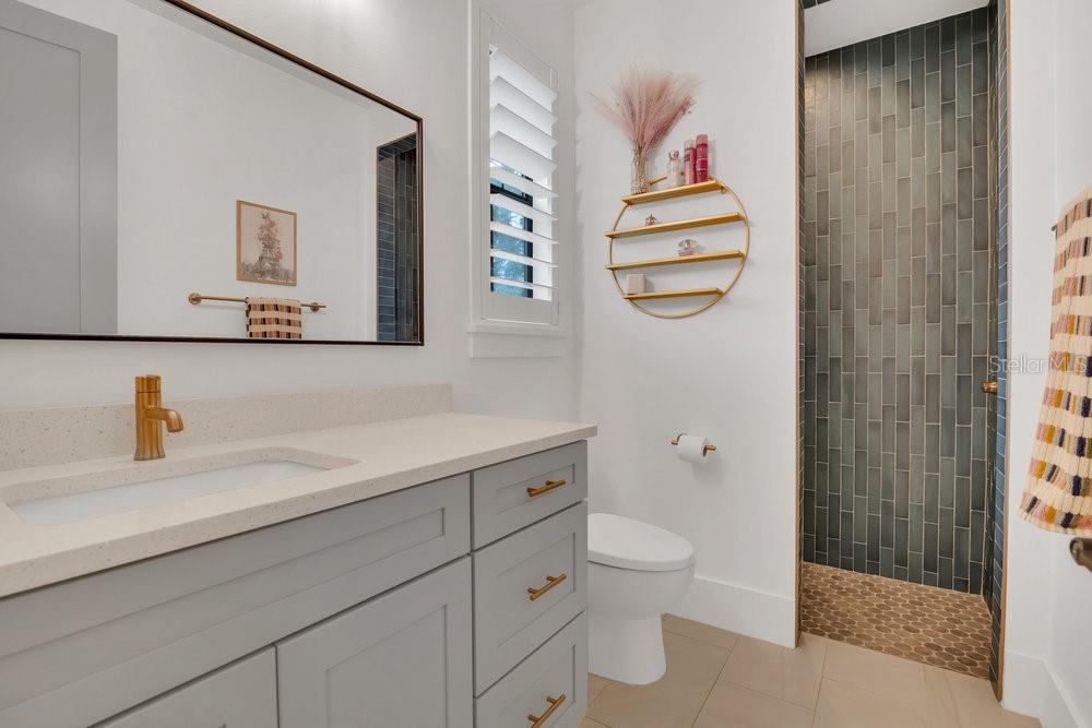 Image 22 of 33 For 15198 Oakland Avenue