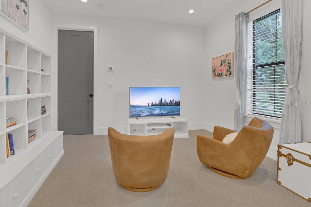 Image 25 of 33 For 15198 Oakland Avenue