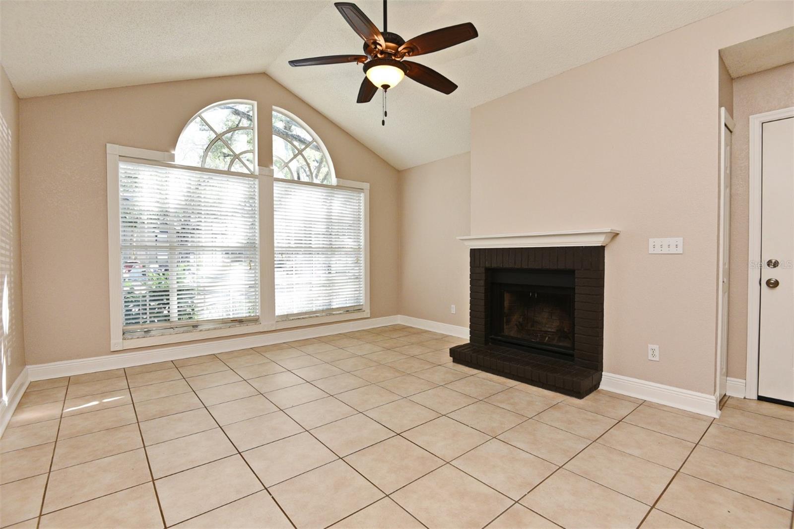 Image 4 of 25 For 952 Bird Bay Court 100