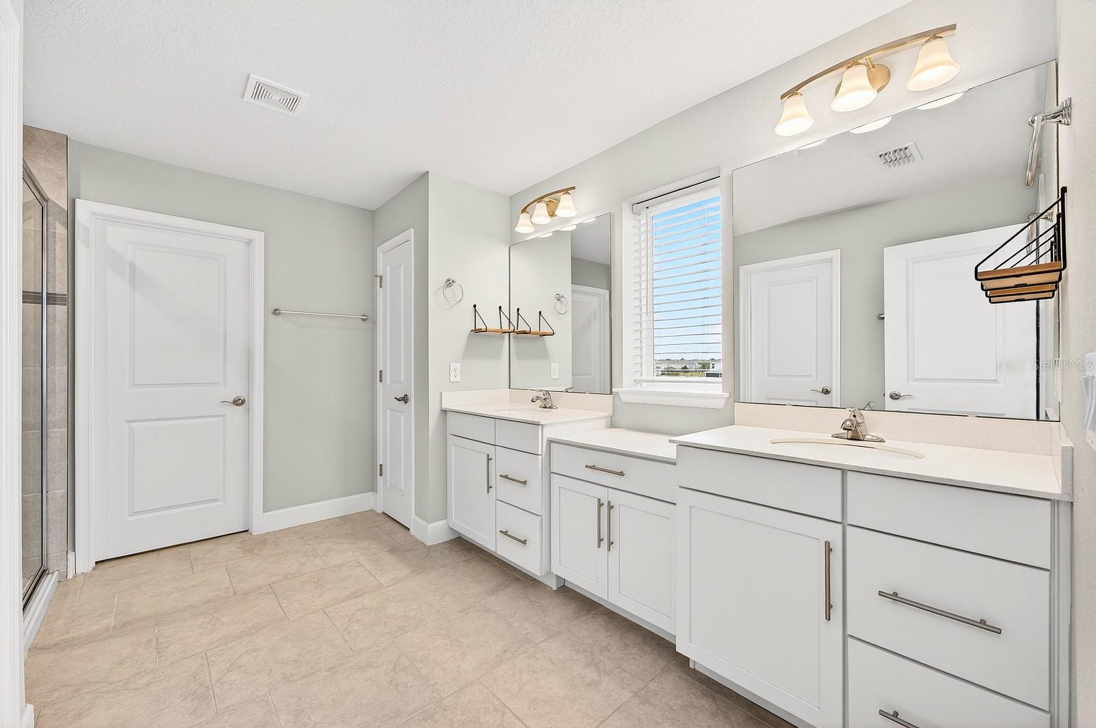 Listing photo id 14 for 3939 Clipstone Place