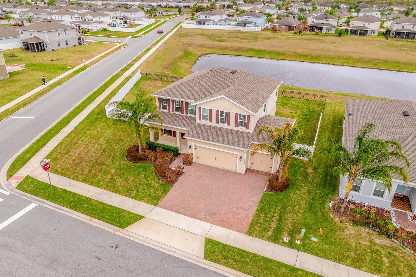 Listing photo id 0 for 3939 Clipstone Place