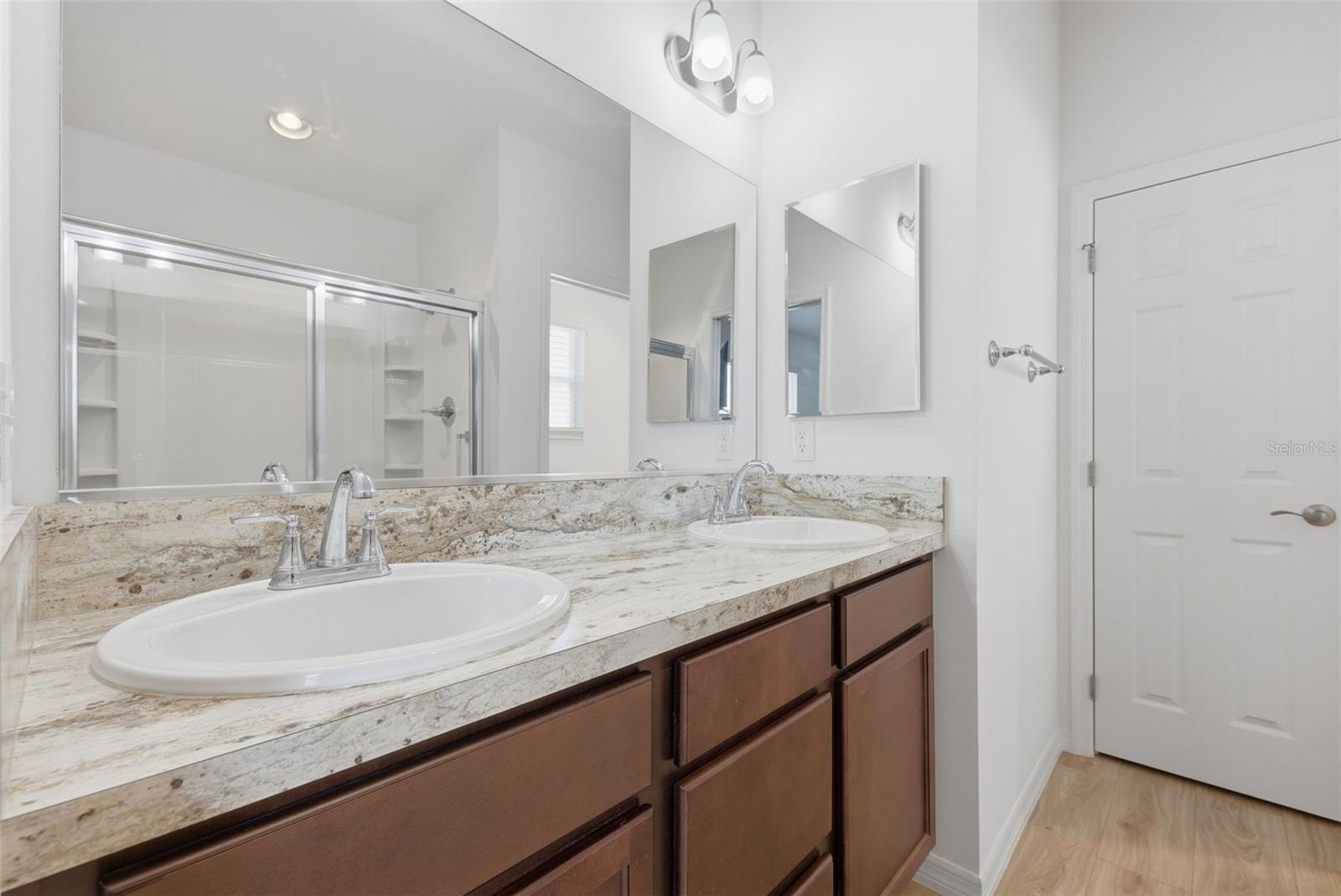 Image 21 of 25 For 2747 Dyson Loop