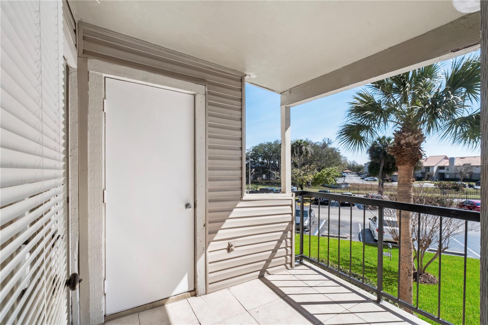 Image 10 of 11 For 1964 Lake Atriums Circle 160