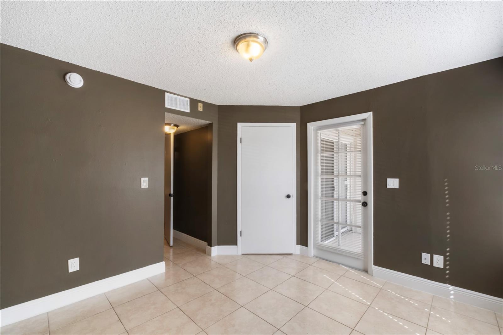 Image 7 of 11 For 1964 Lake Atriums Circle 160