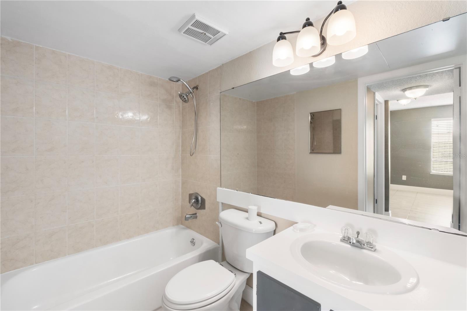 Image 9 of 11 For 1964 Lake Atriums Circle 160