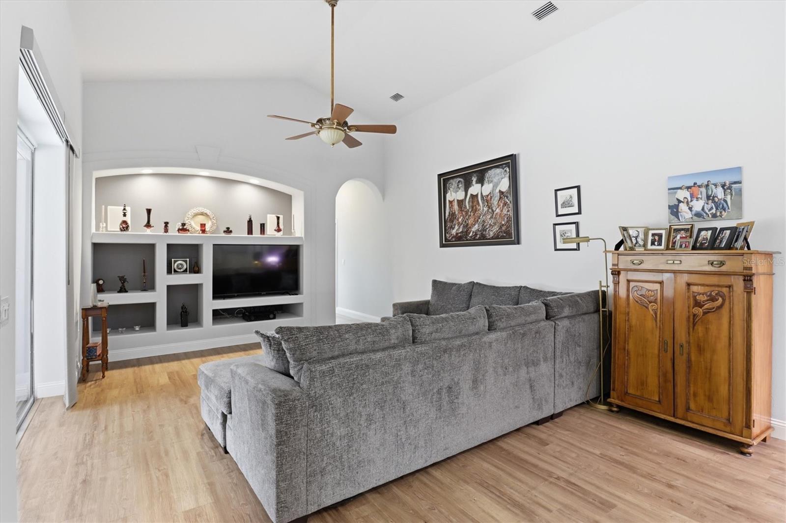 Image 22 of 45 For 840 Woodbine Drive