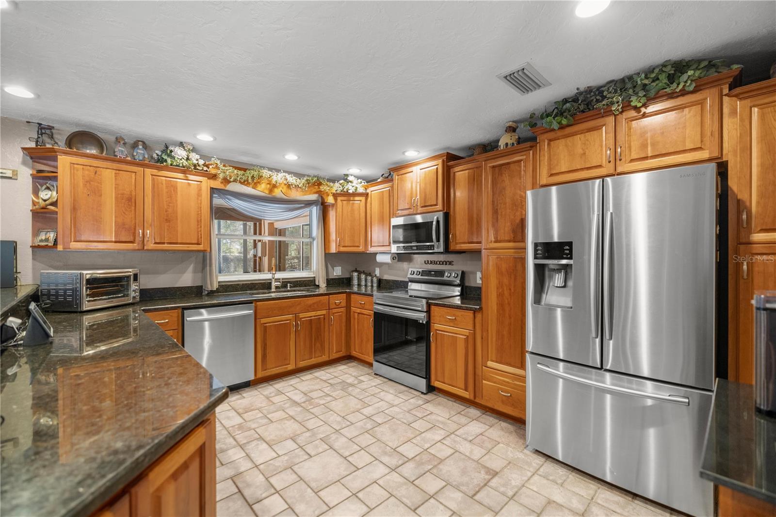 Image 11 of 49 For 19 Northern Dancer Drive