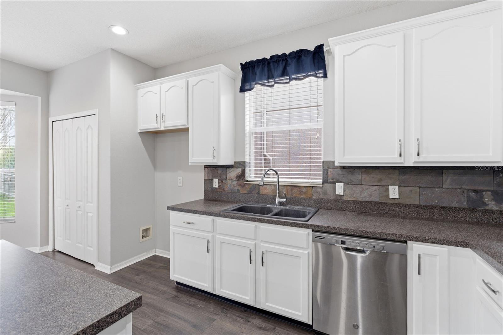 Image 18 of 47 For 141 Spring Glen Drive