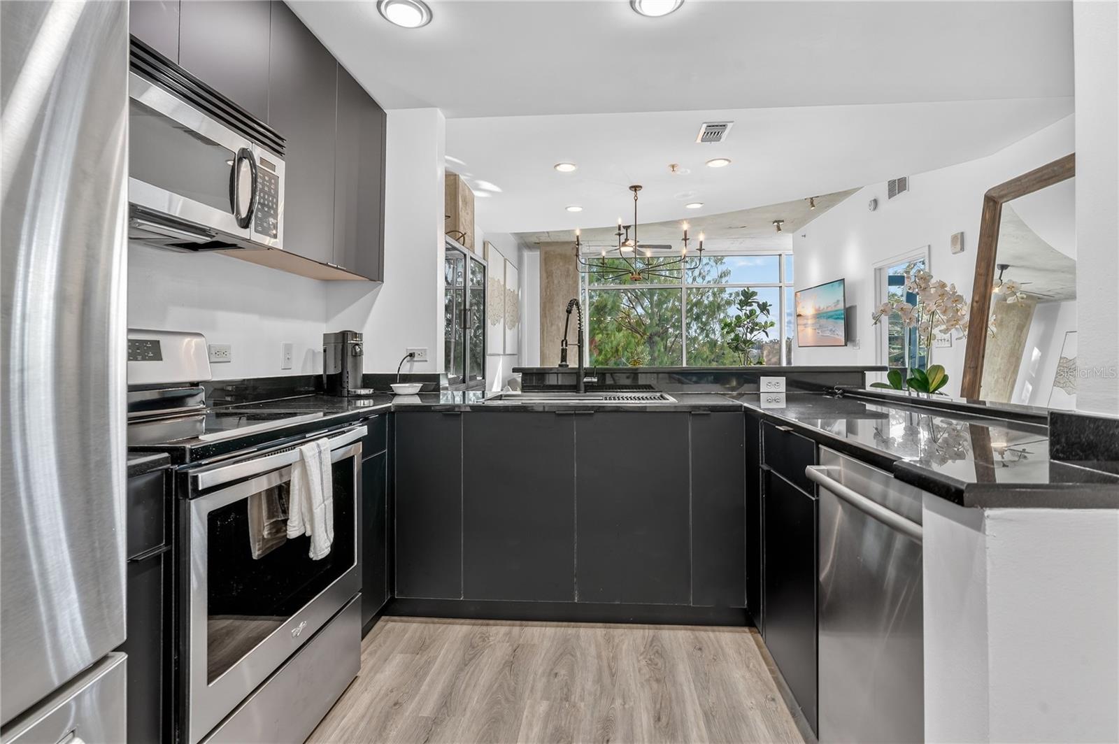 Image 11 of 59 For 525 Jackson Street 403