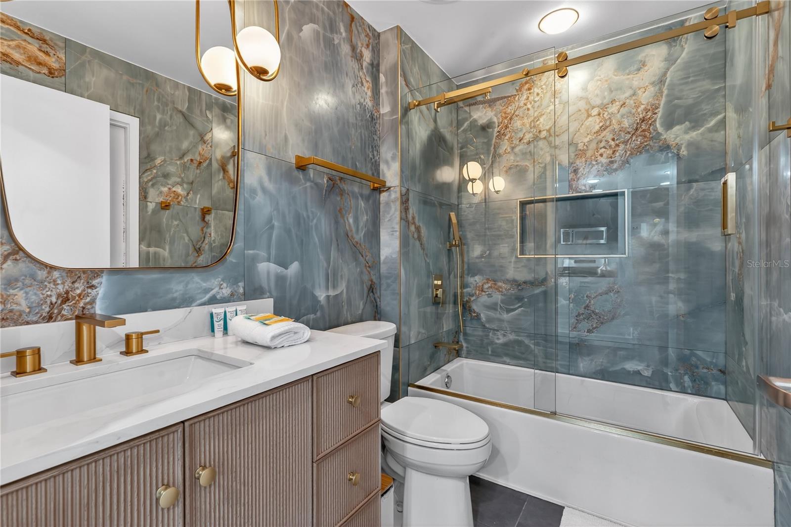 Image 26 of 59 For 525 Jackson Street 403