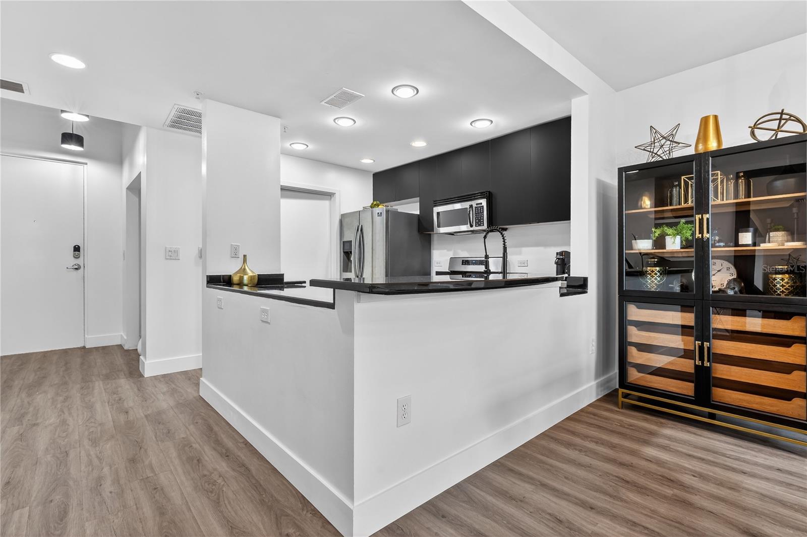 Image 8 of 59 For 525 Jackson Street 403