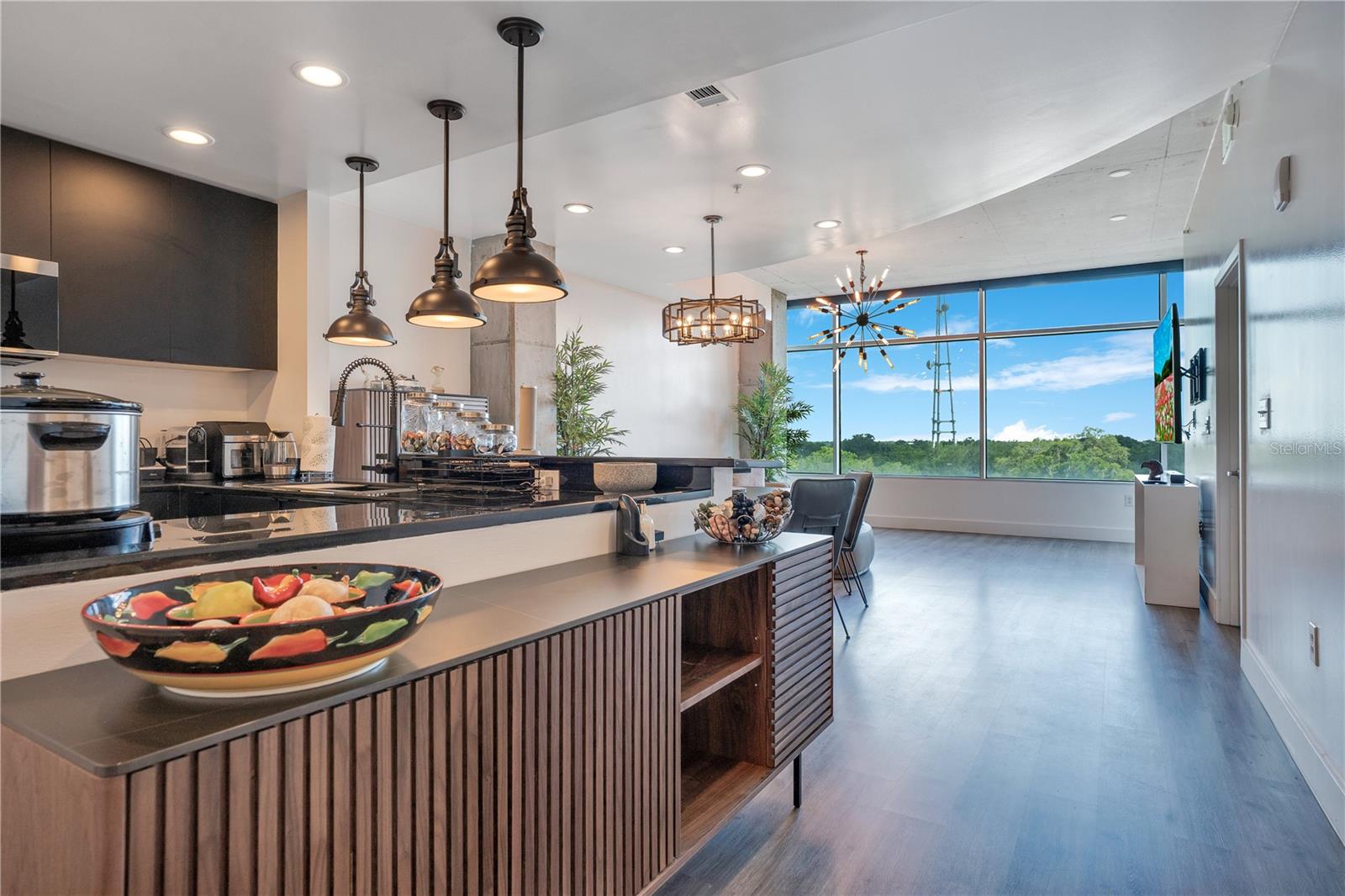 Image 11 of 53 For 525 Jackson Street 604