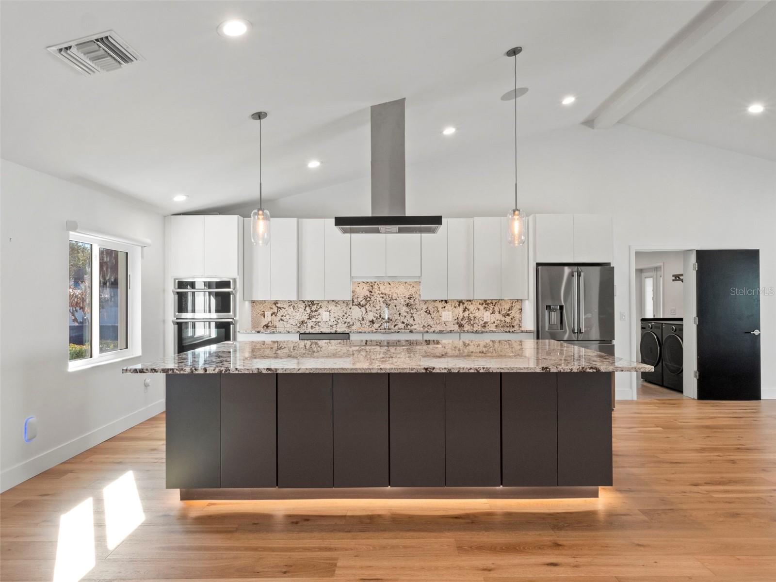 Listing photo id 8 for 1021 Temple Grove Place