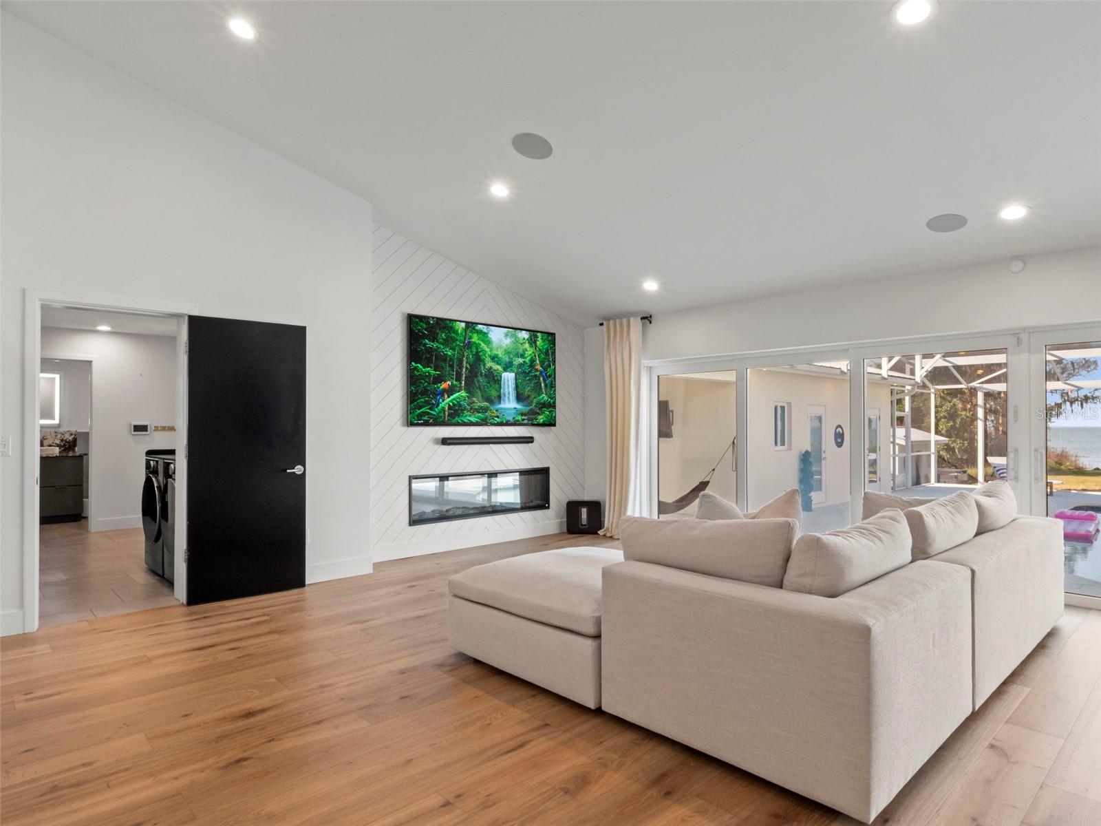 Listing photo id 14 for 1021 Temple Grove Place