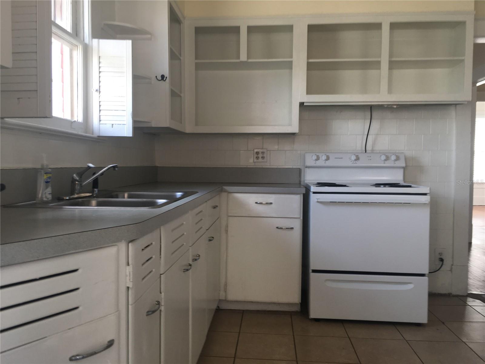 Image 3 of 21 For 113 Vanderbilt Street