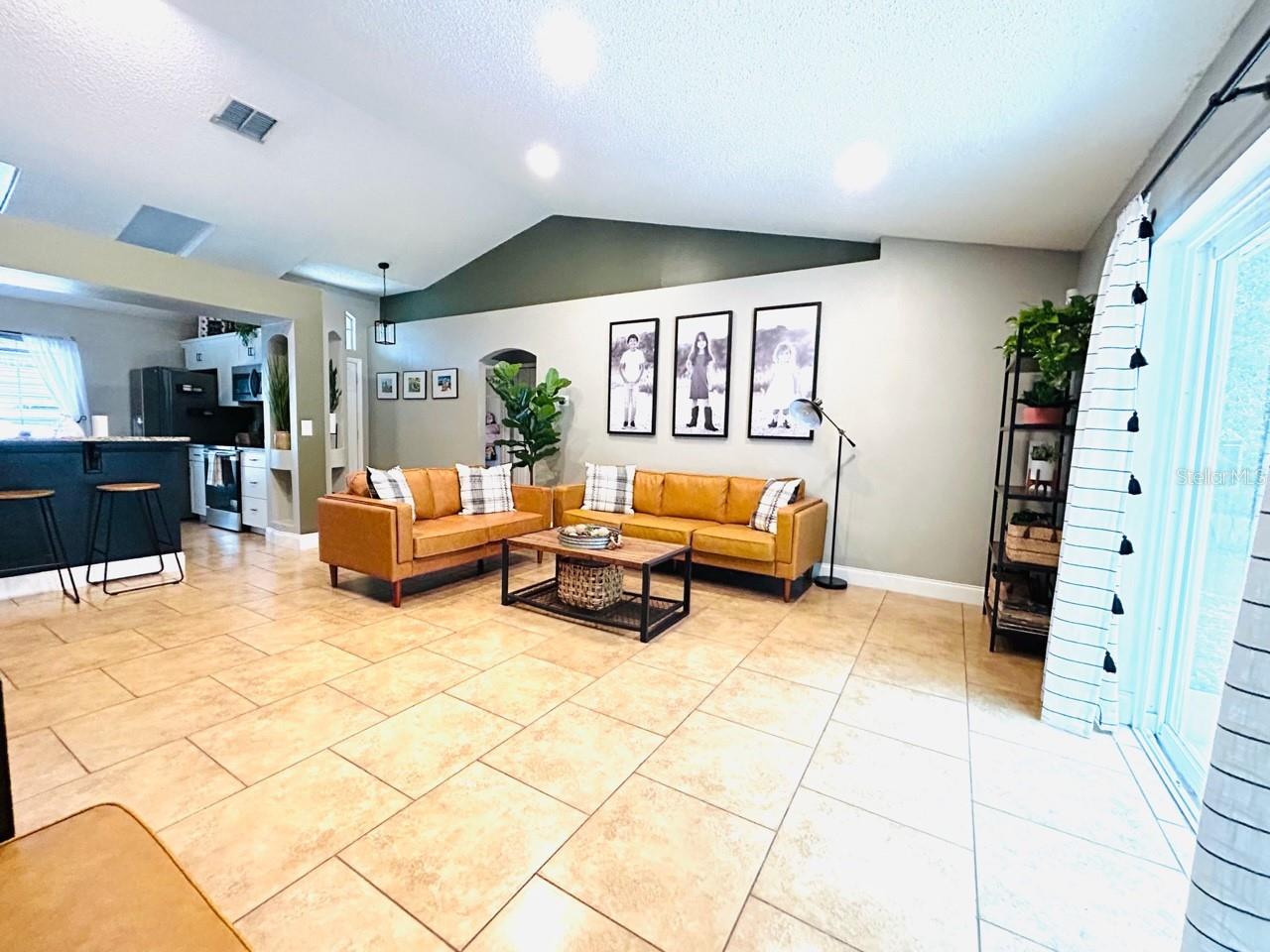 Listing photo id 2 for 3110 Hallow Drive