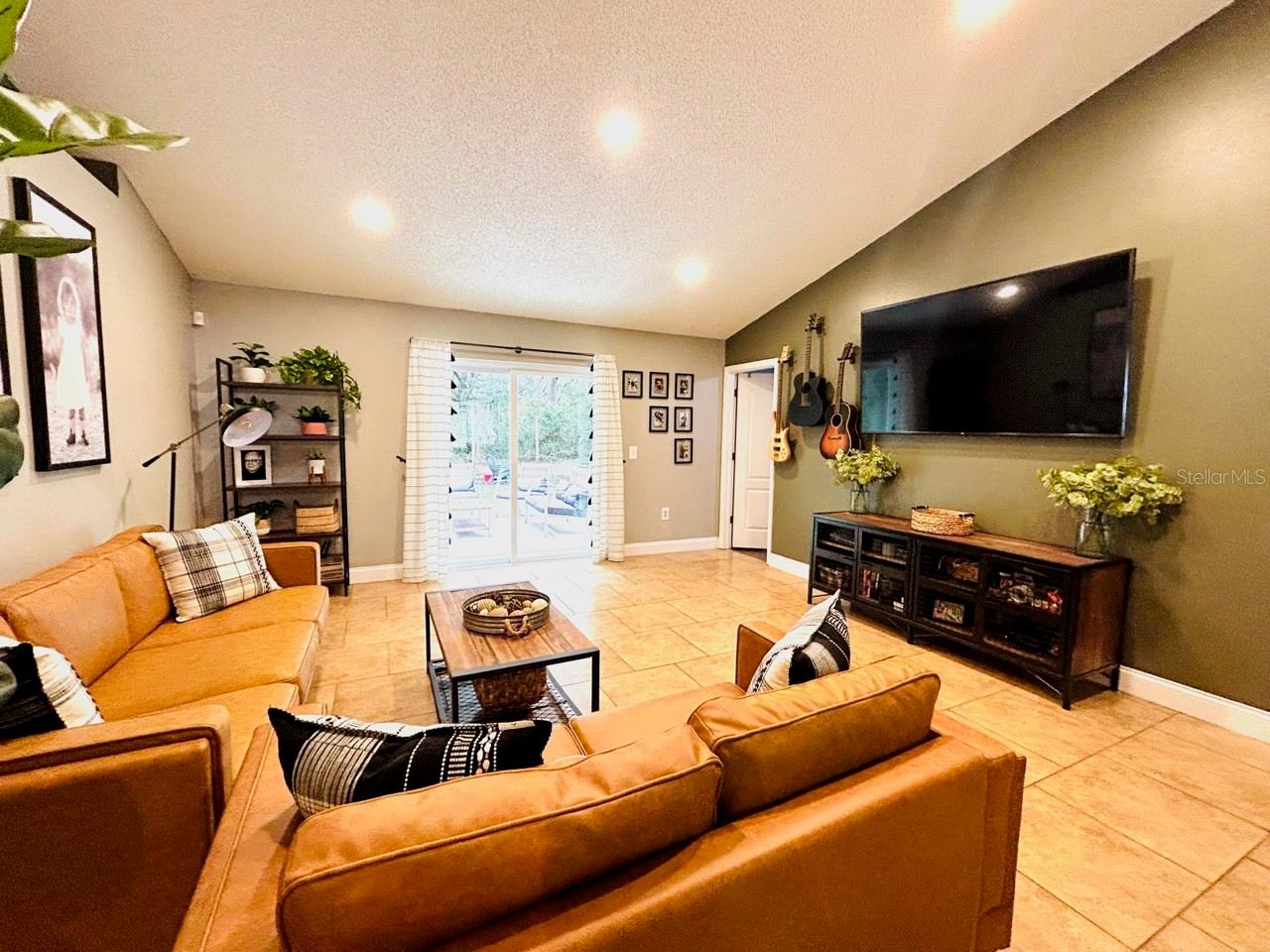 Listing photo id 3 for 3110 Hallow Drive