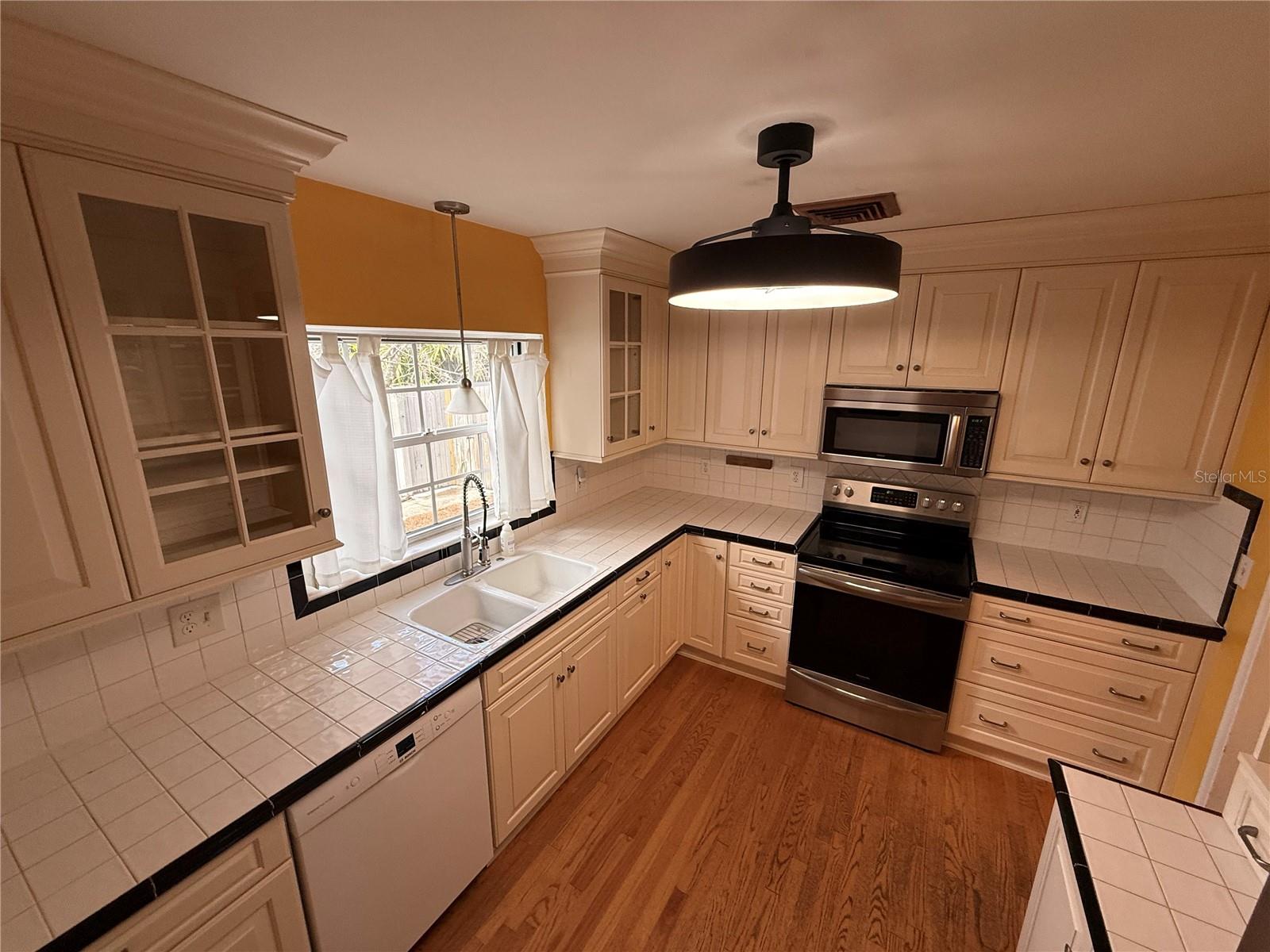 Image 10 of 18 For 1415 Oakley Street