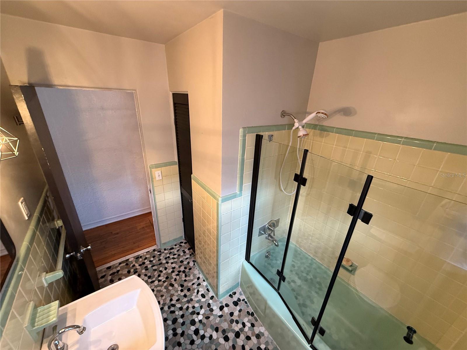 Image 6 of 18 For 1415 Oakley Street