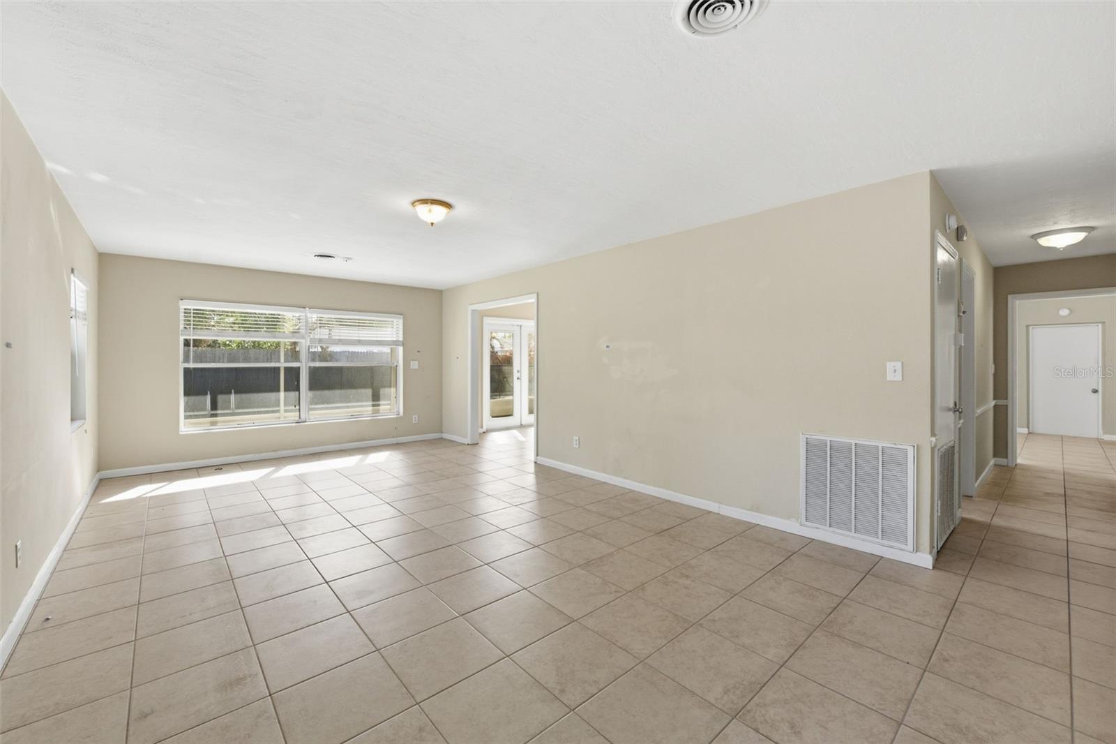 Listing photo id 8 for 1404 Stratford Road