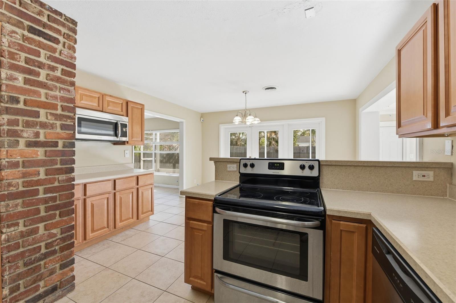 Listing photo id 13 for 1404 Stratford Road