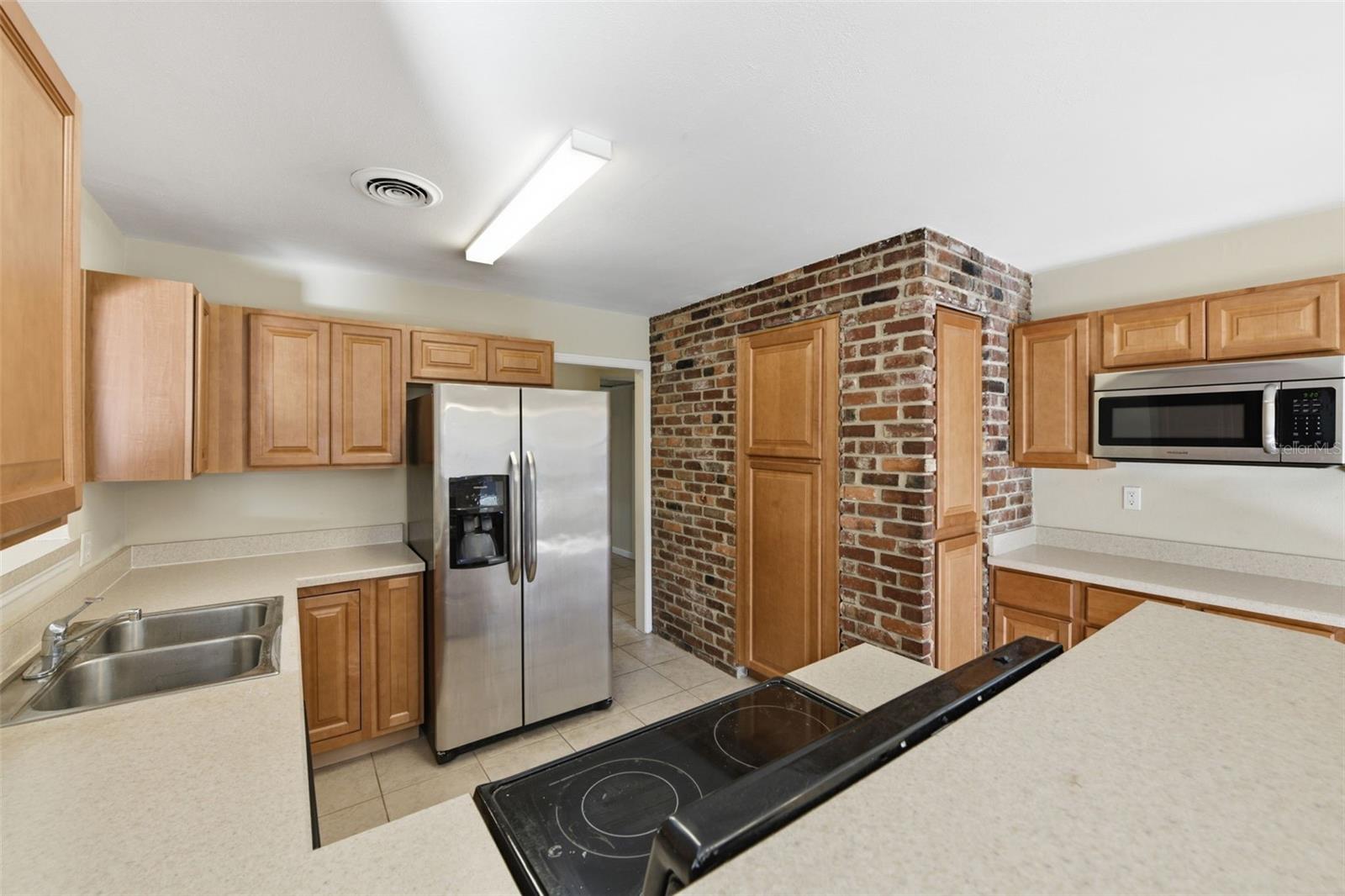 Listing photo id 14 for 1404 Stratford Road