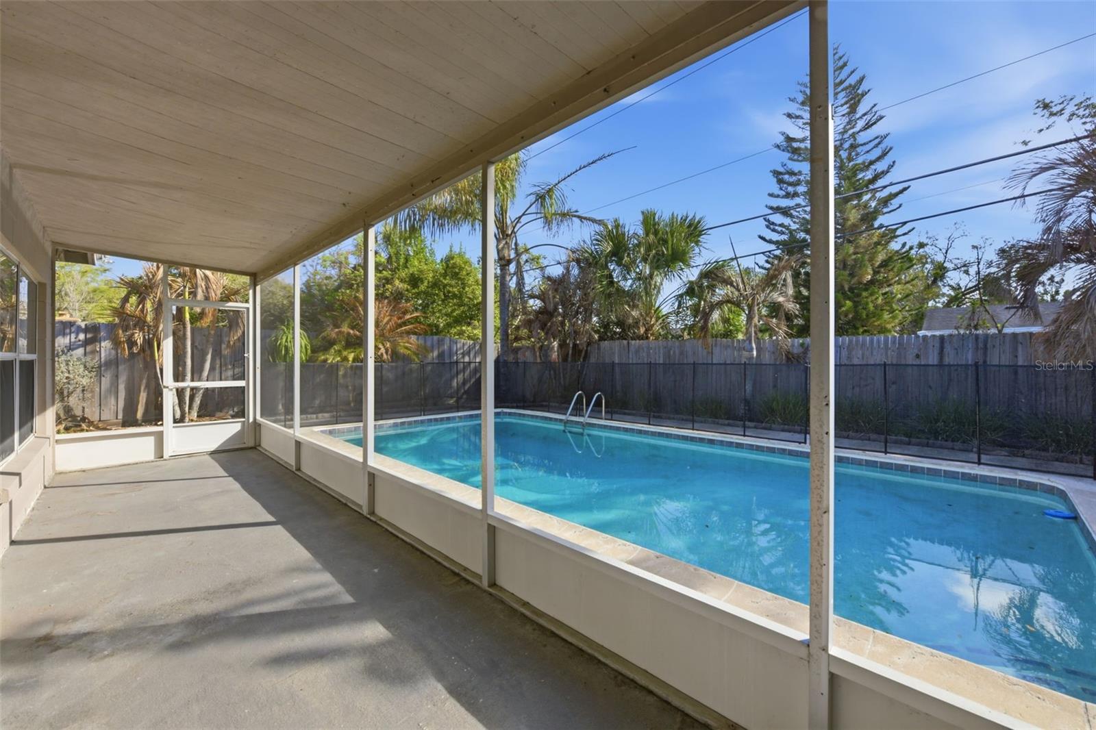 Listing photo id 30 for 1404 Stratford Road