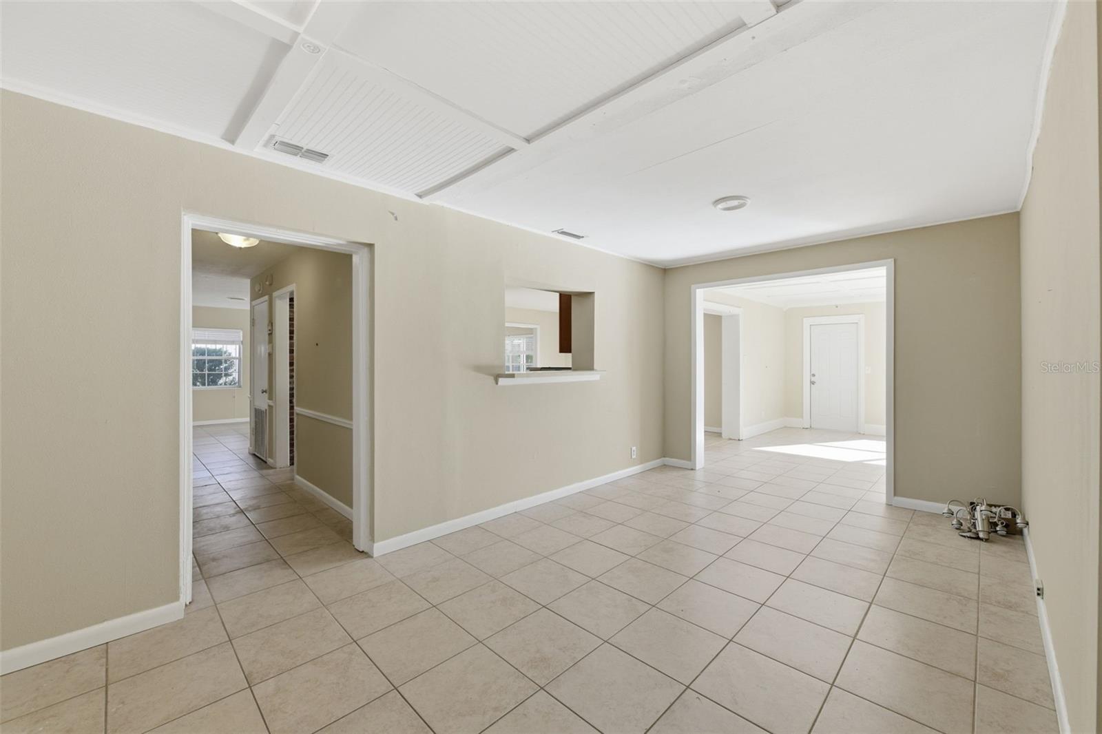 Listing photo id 3 for 1404 Stratford Road