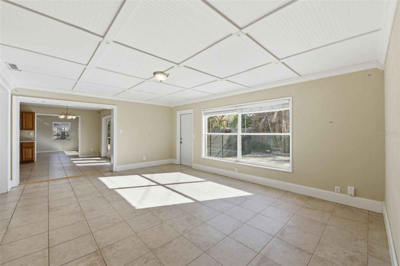 Listing photo id 5 for 1404 Stratford Road