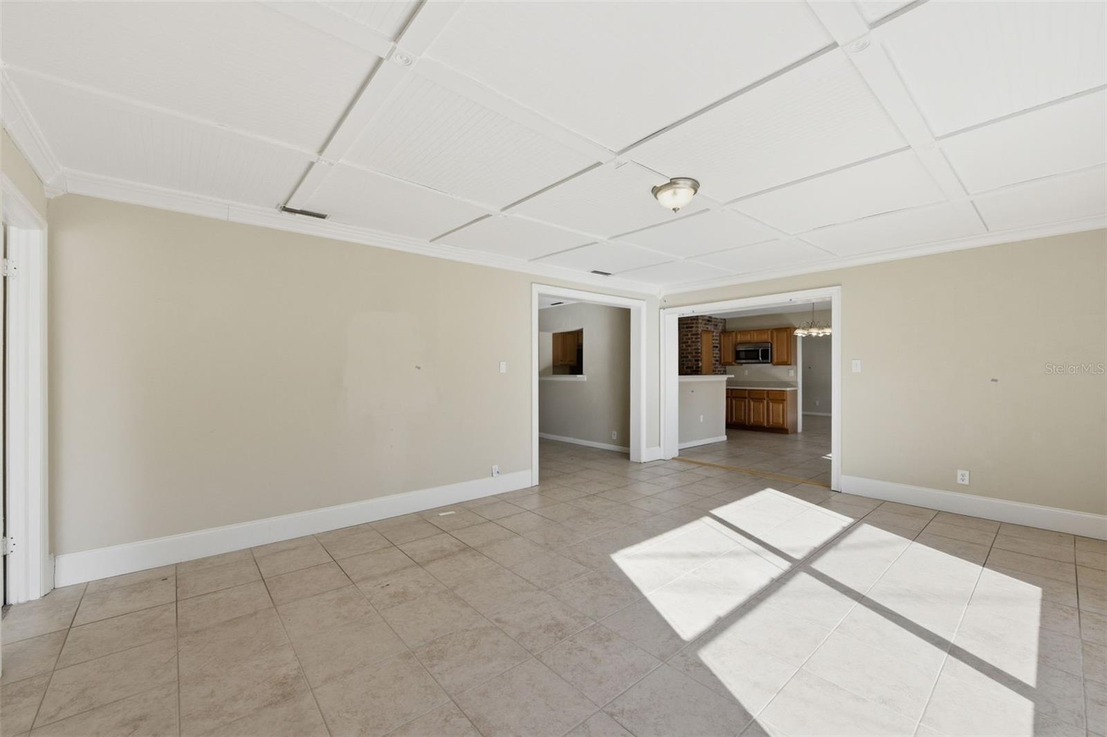 Listing photo id 6 for 1404 Stratford Road