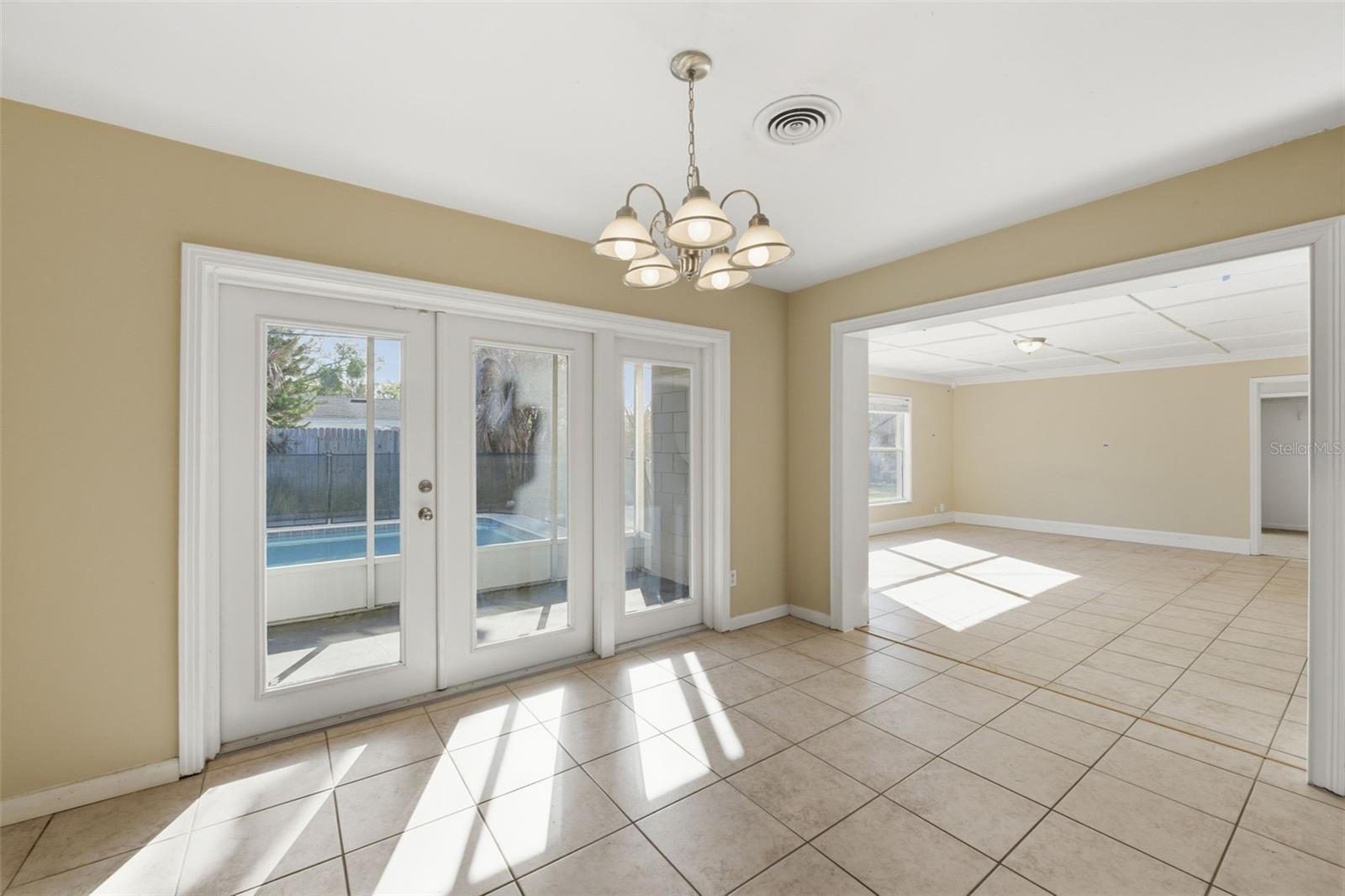 Listing photo id 7 for 1404 Stratford Road