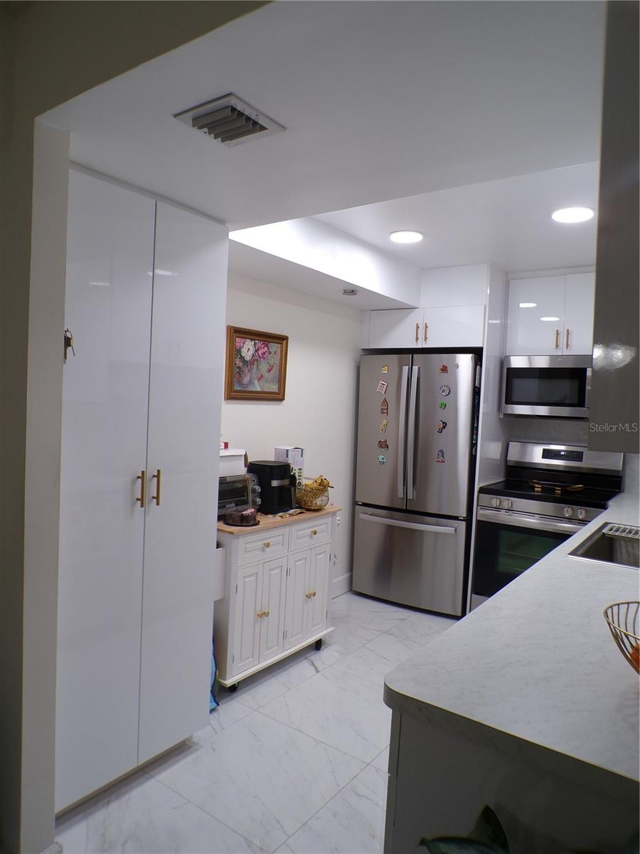 Image 17 of 45 For 1000 Saint Charles Place 209