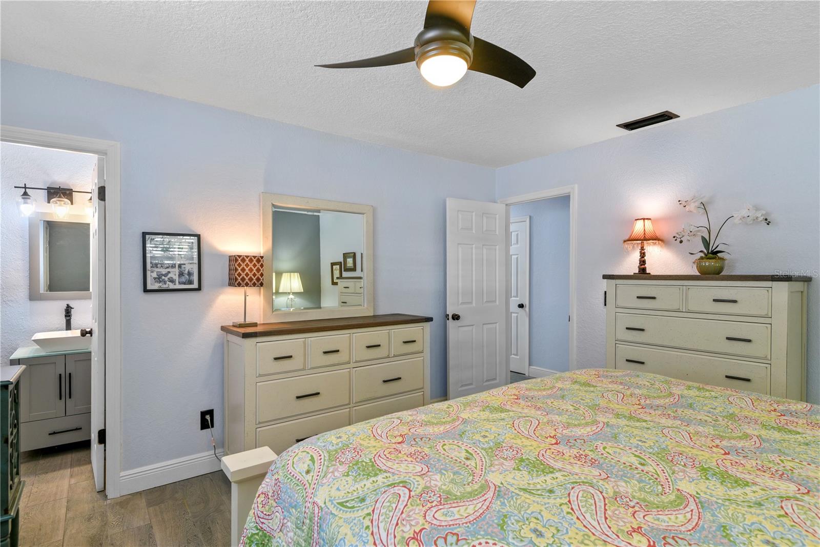 Image 13 of 26 For 925 Smith Street