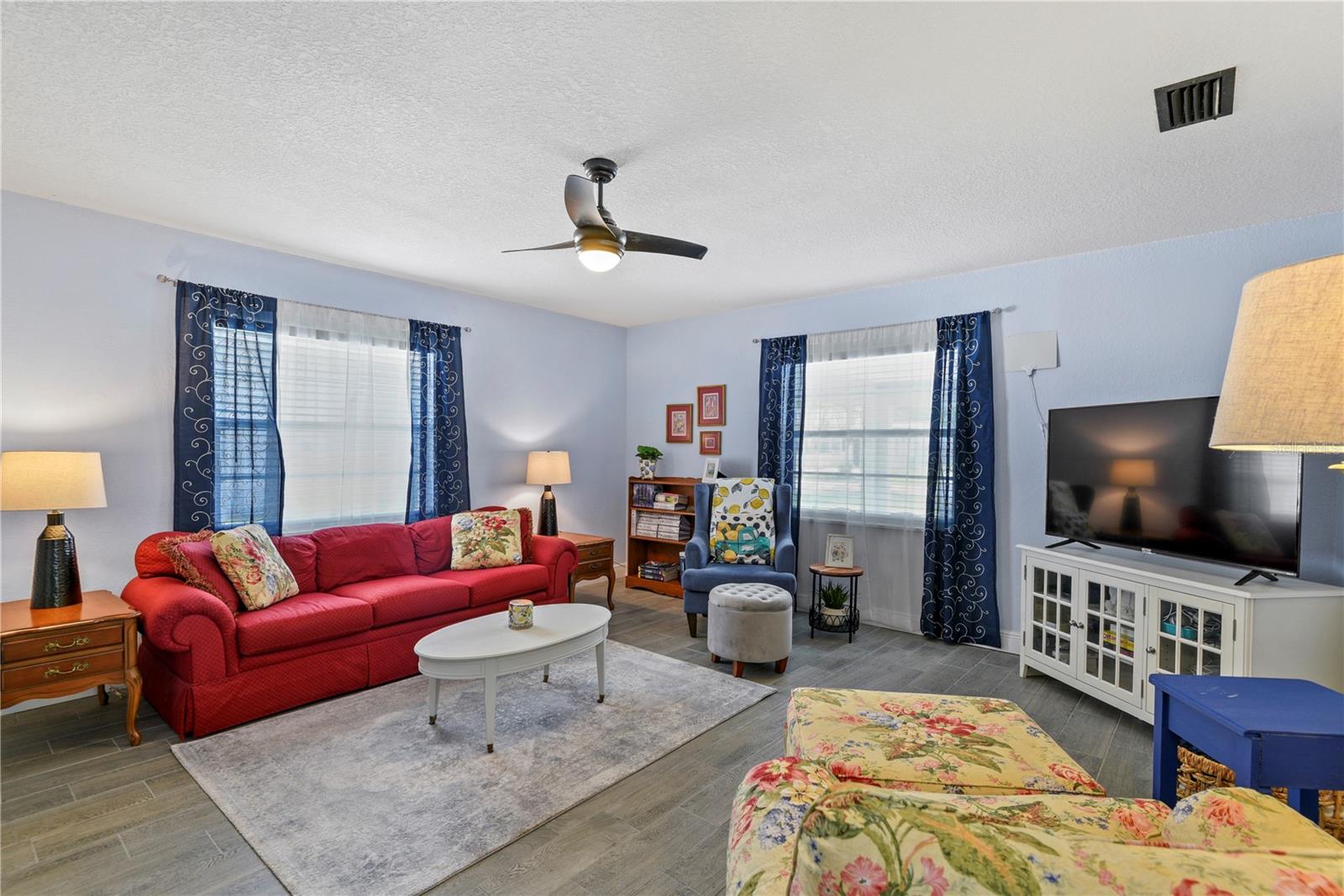 Image 2 of 26 For 925 Smith Street