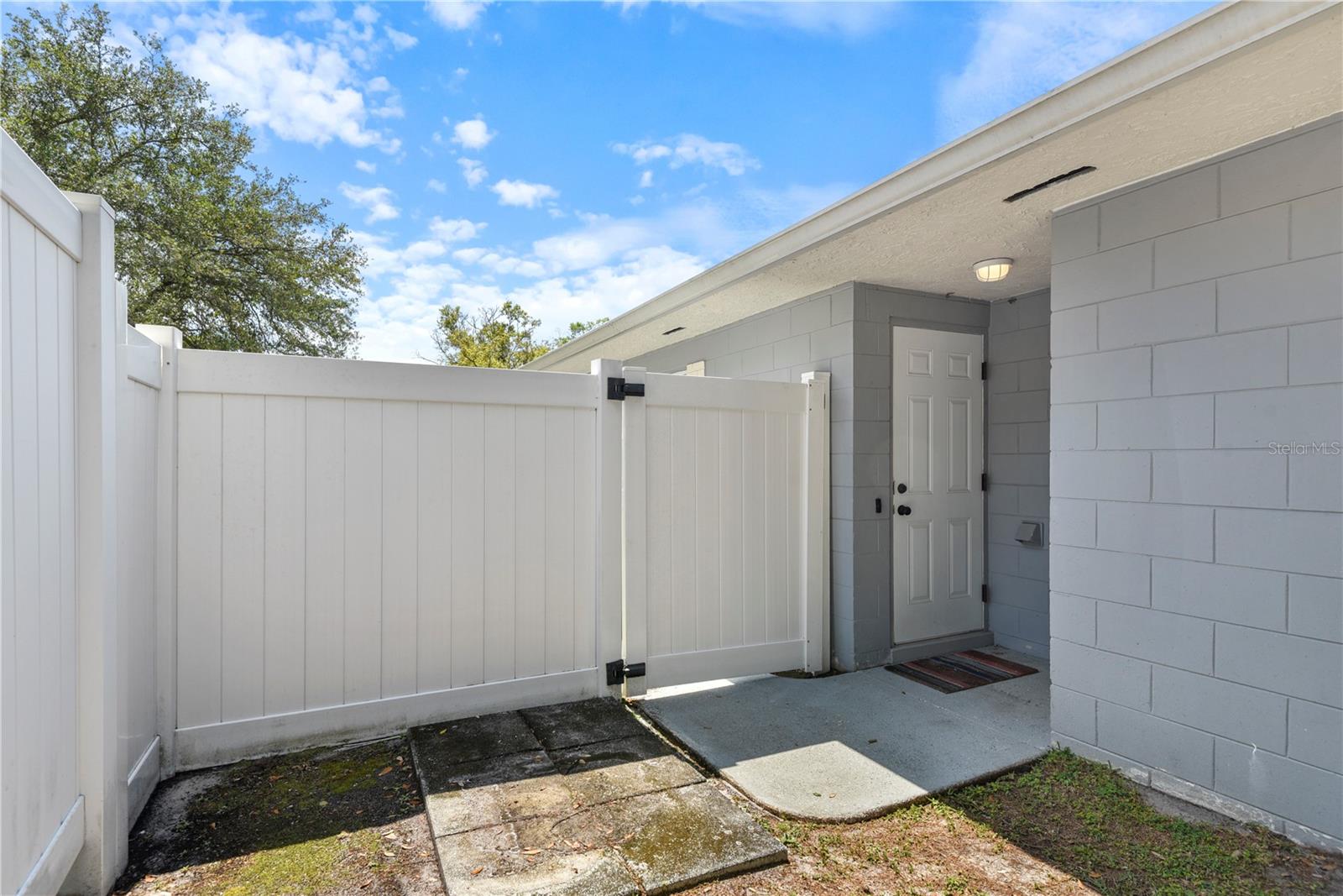 Image 22 of 26 For 925 Smith Street