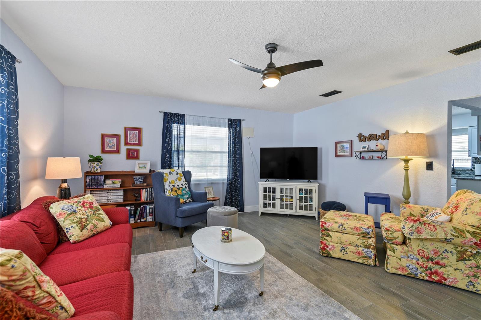 Image 4 of 26 For 925 Smith Street