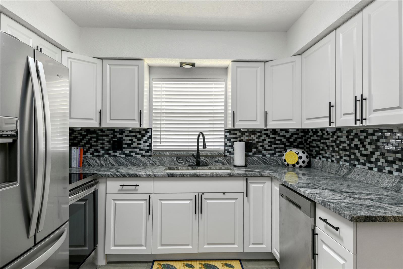 Image 7 of 26 For 925 Smith Street