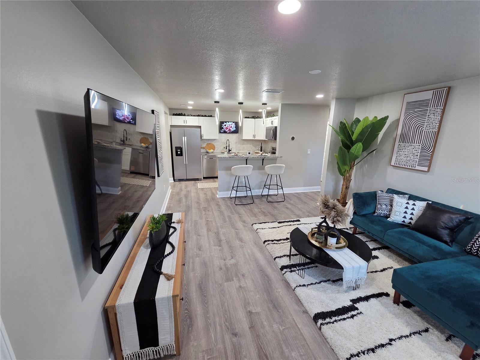 Image 4 of 64 For 1106 Valencia Road