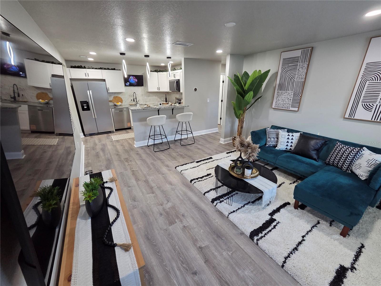 Image 5 of 64 For 1106 Valencia Road