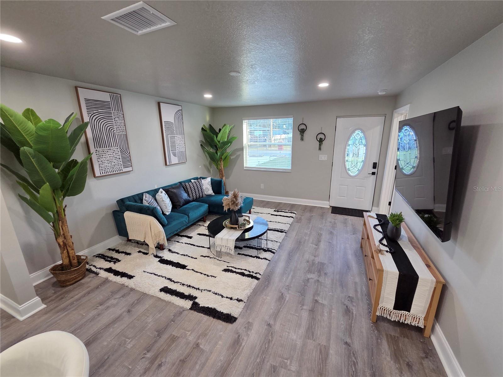 Image 7 of 64 For 1106 Valencia Road