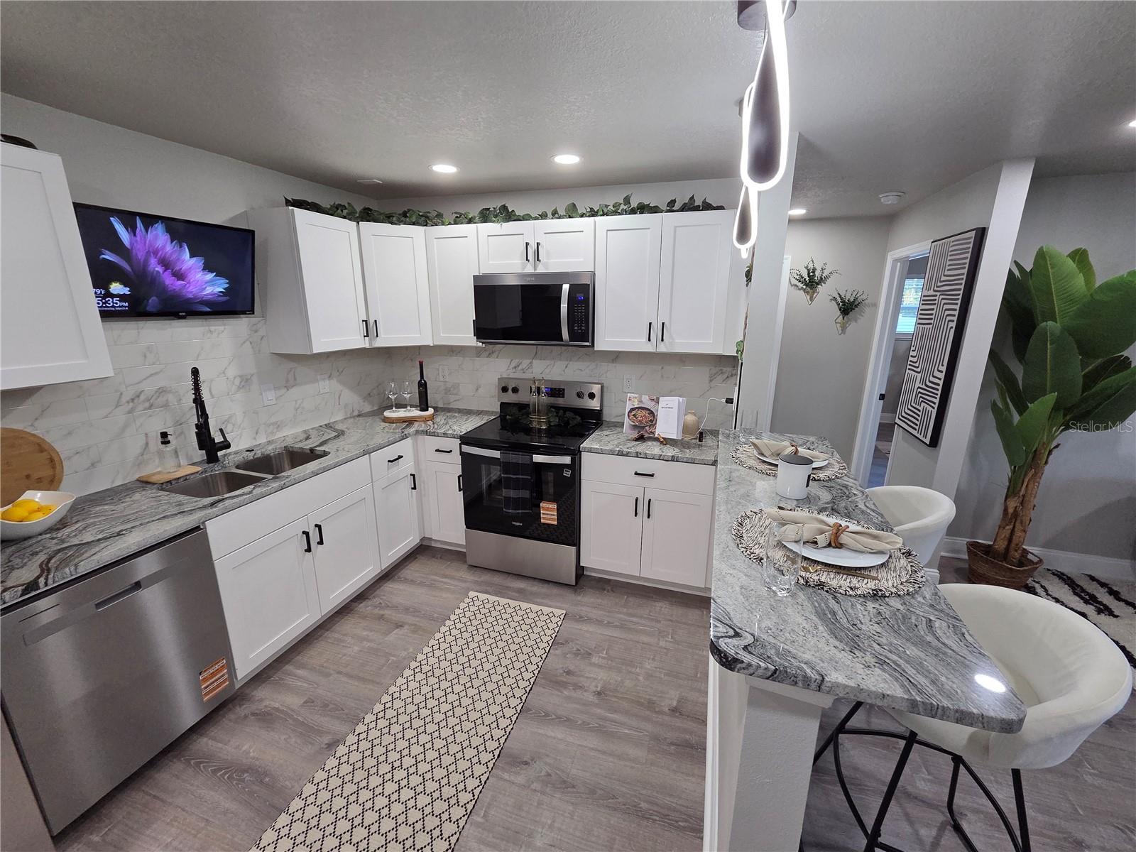 Image 8 of 64 For 1106 Valencia Road