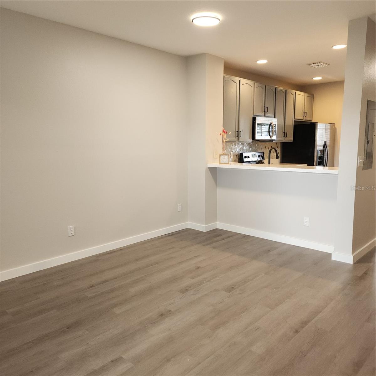 Image 11 of 27 For 10672 Savannah Wood Drive 101