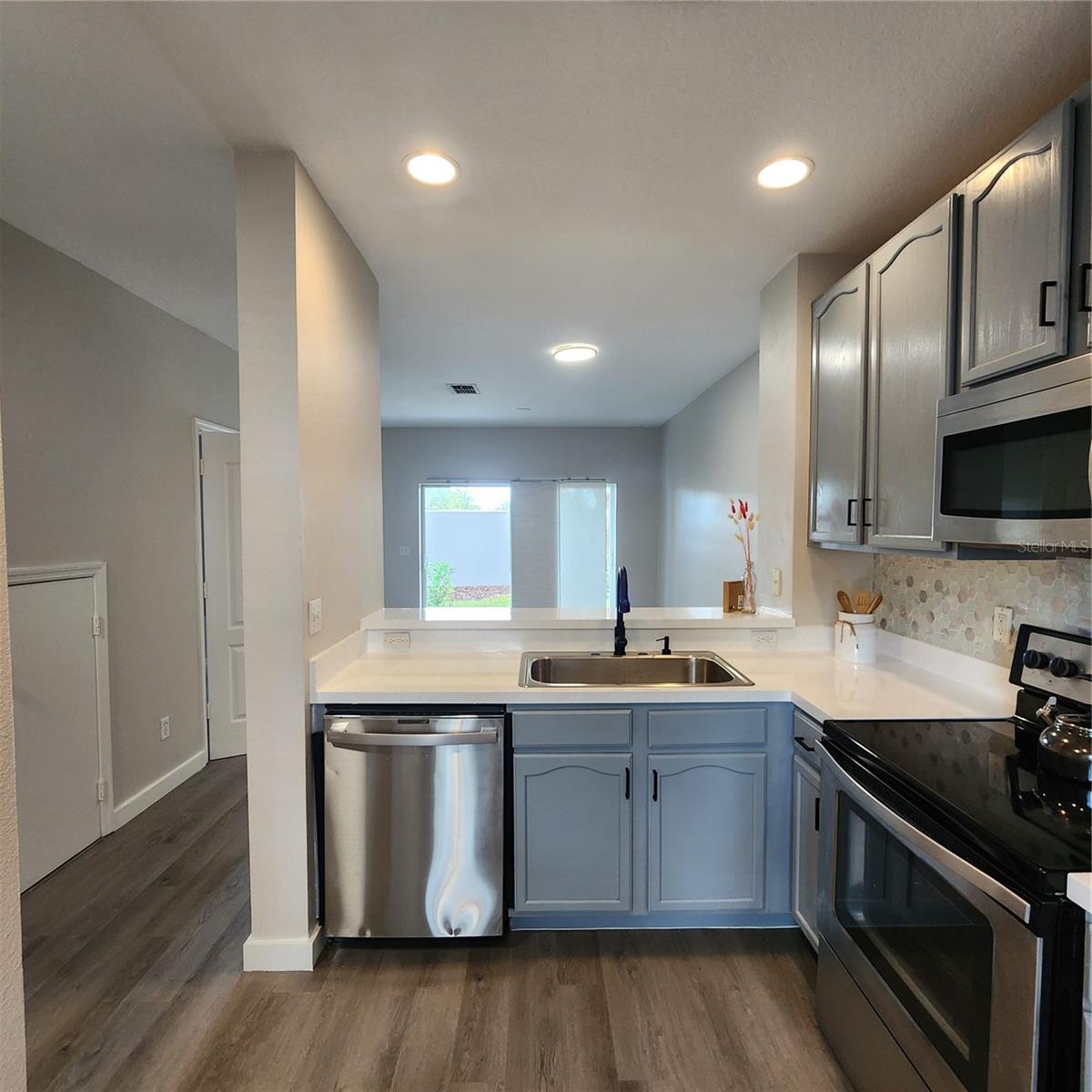 Image 8 of 27 For 10672 Savannah Wood Drive 101