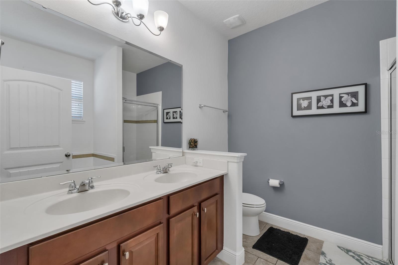 Image 18 of 45 For 4127 Oaktree Drive