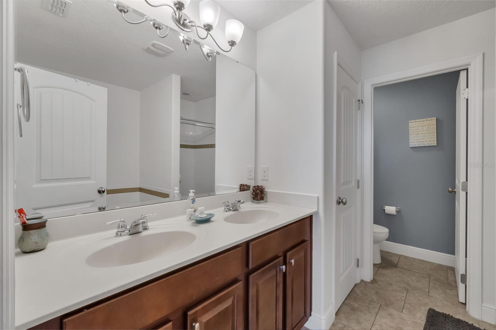 Image 22 of 45 For 4127 Oaktree Drive