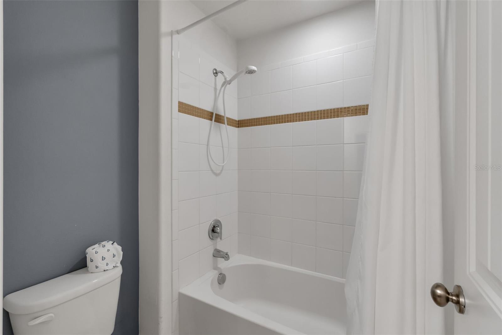 Image 23 of 45 For 4127 Oaktree Drive