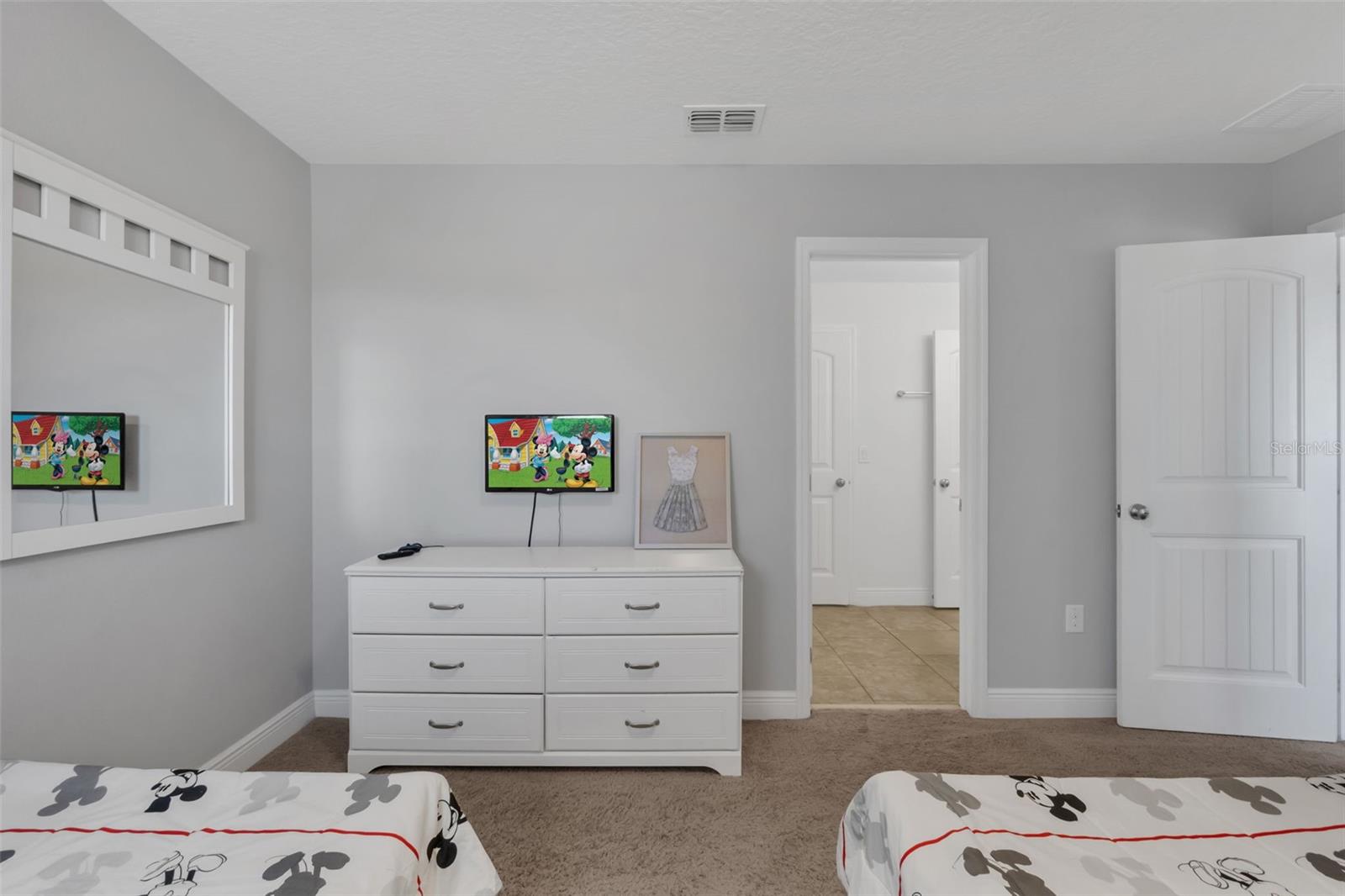 Image 25 of 45 For 4127 Oaktree Drive