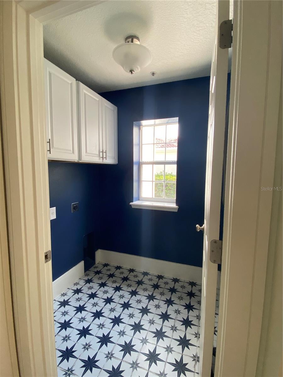 Image 4 of 21 For 2856 Kemper Avenue