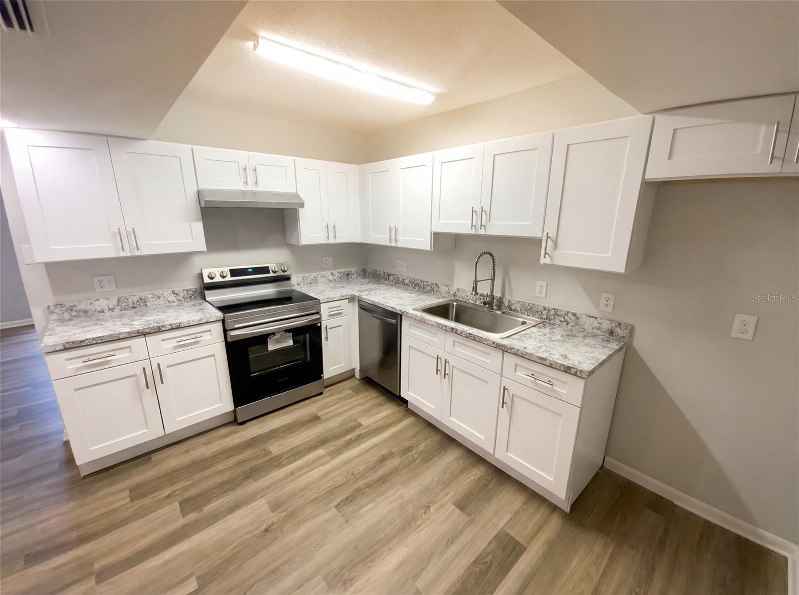 Image 14 of 20 For 5434 Larchmont Court N