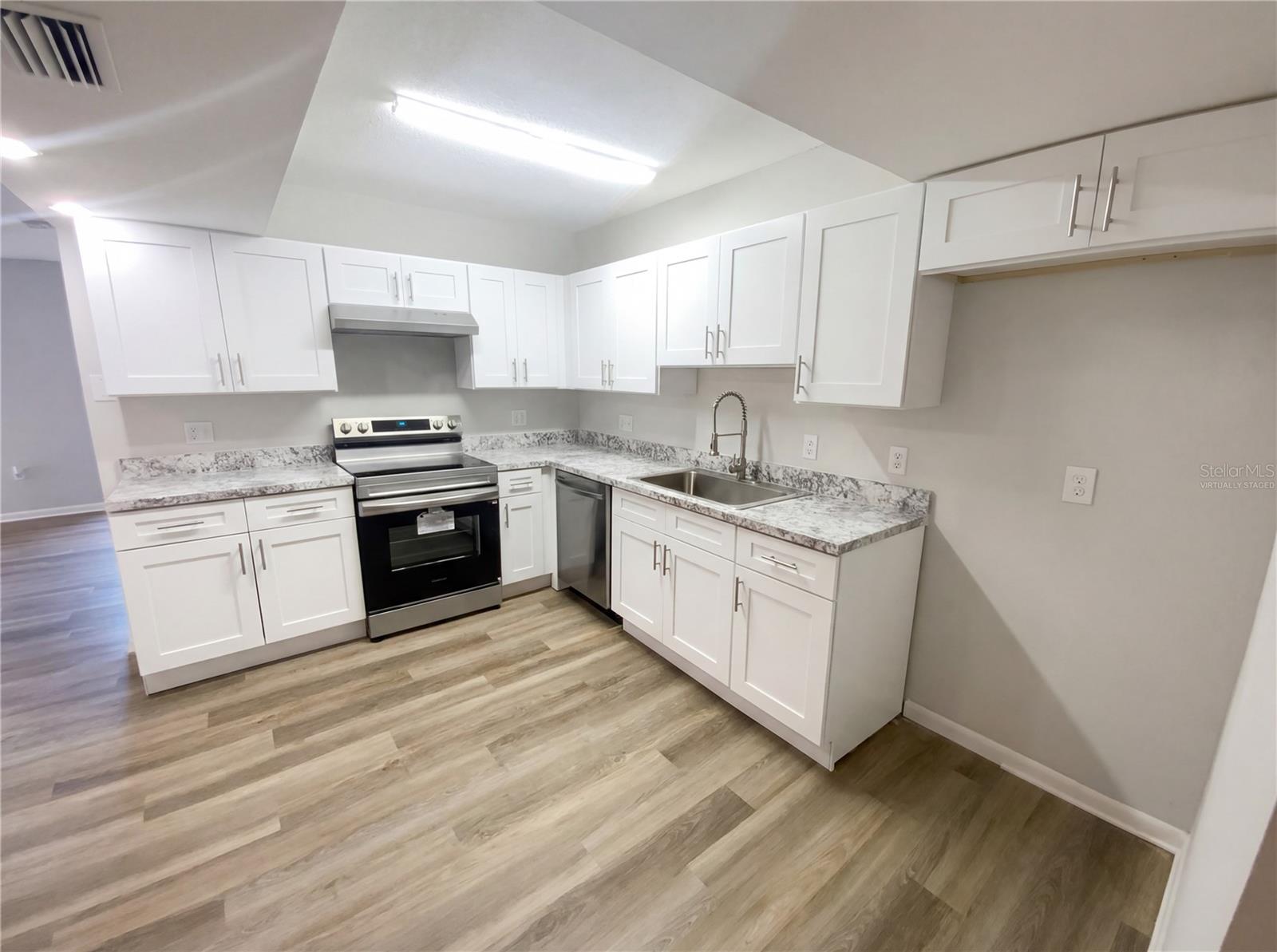 Image 2 of 20 For 5434 Larchmont Court N